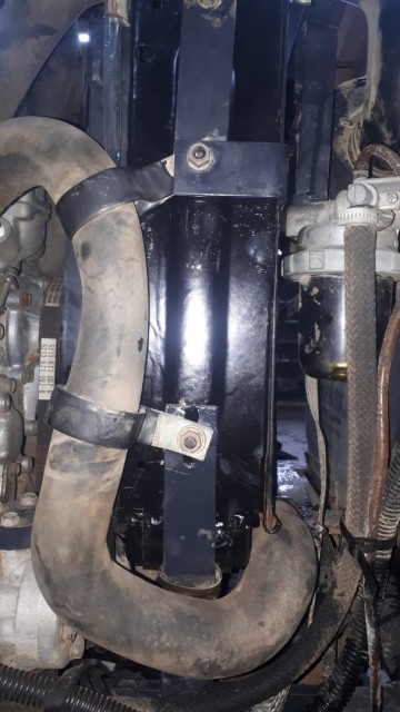 Aangepaste beugel en geplaatste radiateur