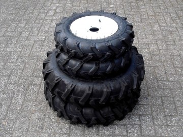 Set velgen met tractorbanden